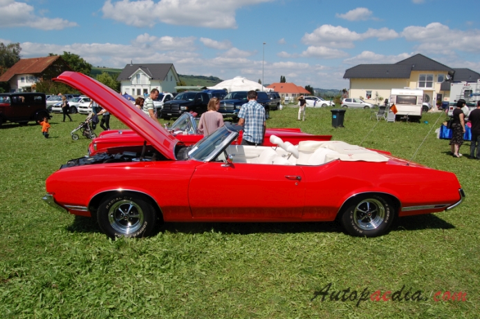 Oldsmobile Cutlass 3rd generation 1968-1972 (1971 Supreme convertible 2d), left side view