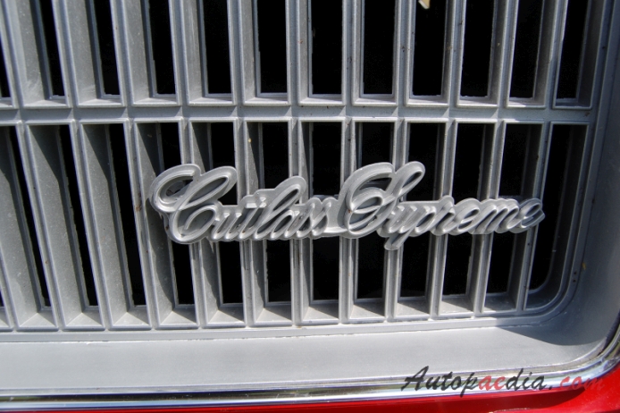 Oldsmobile Cutlass 3rd generation 1968-1972 (1971 Supreme convertible 2d), front emblem  