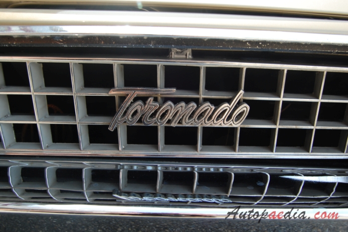Oldsmobile Toronado 1st generation 1966-1970 (1967), front emblem  