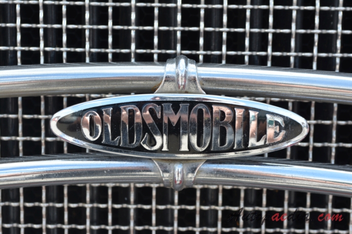 Oldsmobile Six 1932 (convertible 2d), emblemat przód 