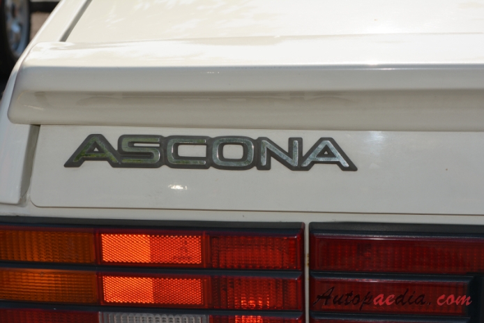 Opel Ascona C 1981-1988 (1984-1986 Ascona C2 cabriolet 2d), emblemat przód 