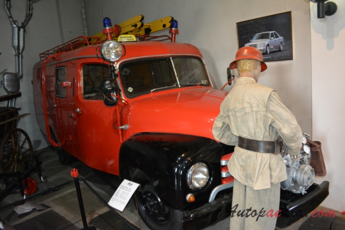 Opel Blitz 2. generacja 1952-1960 (1954 wóz strażacki), prawy przód