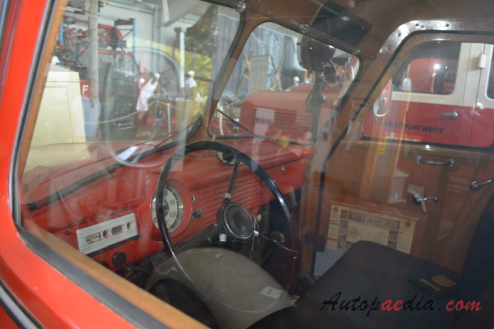 Opel Blitz 2. generacja 1952-1960 (1956 LF 8-TSA Ziegler wóz strażacki), wnętrze