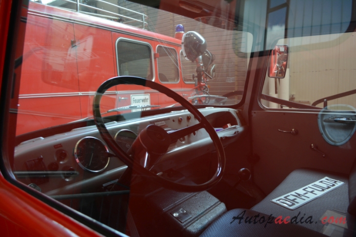 Opel Blitz 4. generacja 1965-1975 (1974 Blitz 600-6H TLF 1000 wóz strażacki), wnętrze