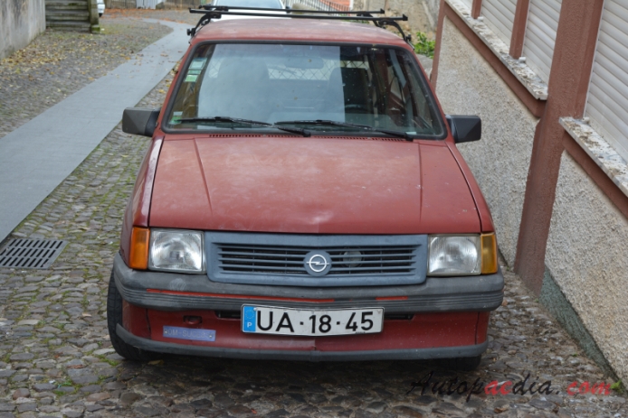Opel Corsa A 1982-1993 (1987-1989 1,5 D hatchback 3d), left front view