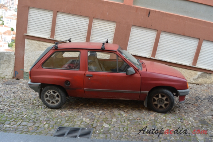 Opel Corsa A 1982-1993 (1987-1989 1,5 D hatchback 3d), right side view