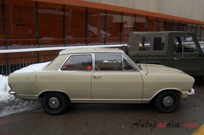 Opel Kadett B 1965-1973 (1967-1971 L Super sedan 2d), right side view