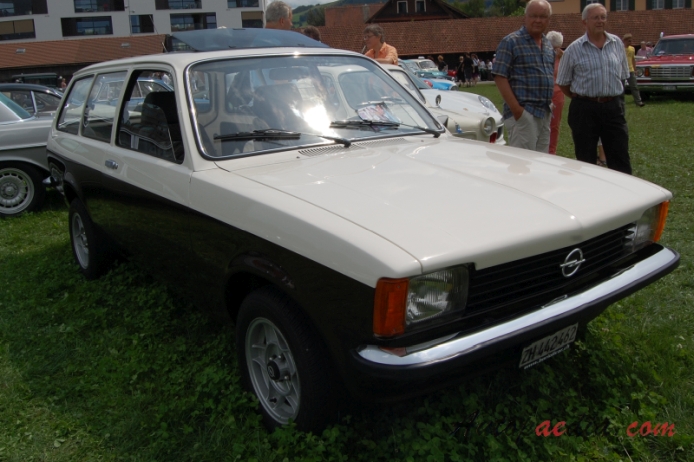 Opel Kadett C 1973-1979 (1978 Caravan kombi 3d), right front view