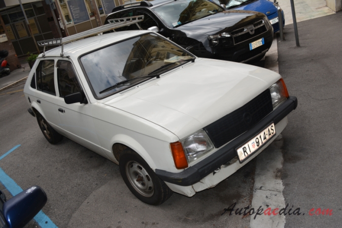Opel Kadett D 1979-1984 (1982-1984 1.6 D hatchback 5d), prawy przód