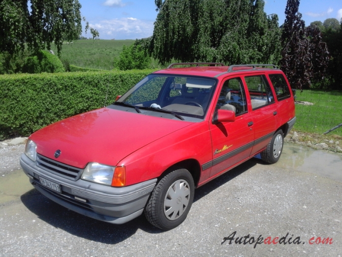 Opel Kadett E 1984-1993 (1989-1991 Kadett 1.6i fun kombi 5d), left front view