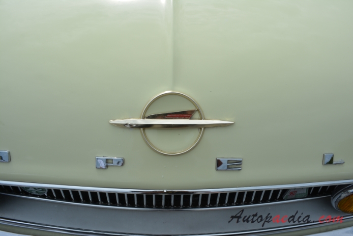 Opel Rekord 2. generacja PI 1957-1960 (1958 Olympia Ascona Rekord 1500 sedan 2d), emblemat przód 