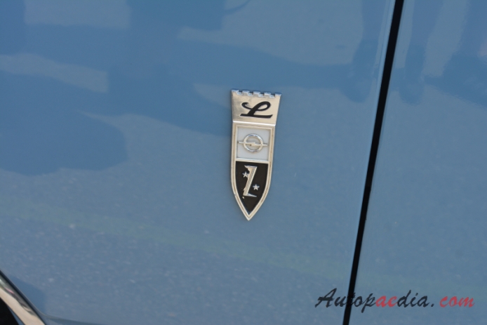 Opel Rekord 4. generacja (Rekord A) 1963-1965 (1964-1965 Rekord 6 sedan 4d), emblemat bok 