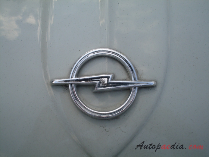 Opel Rekord 4. generacja (Rekord A) 1963-1965 (1965 1700 sedan 2d), emblemat przód 