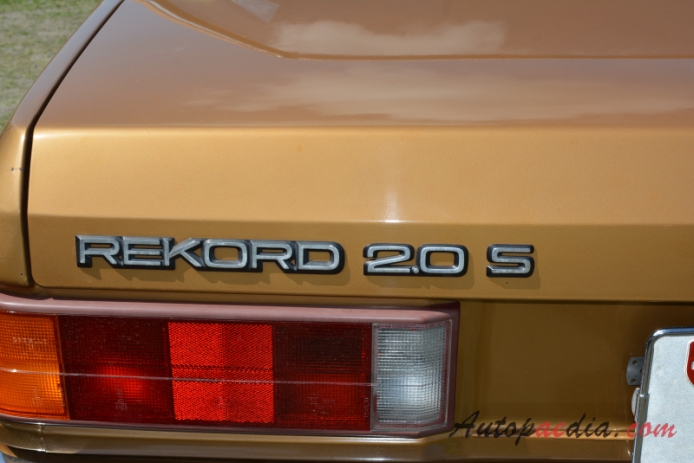 Opel Rekord 8. generacja (Rekord E) 1977-1986 (1980 Rekord E1 2.0 S sedan 4d), emblemat tył 