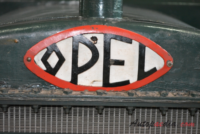 Opel 4 to 1915, front emblem  