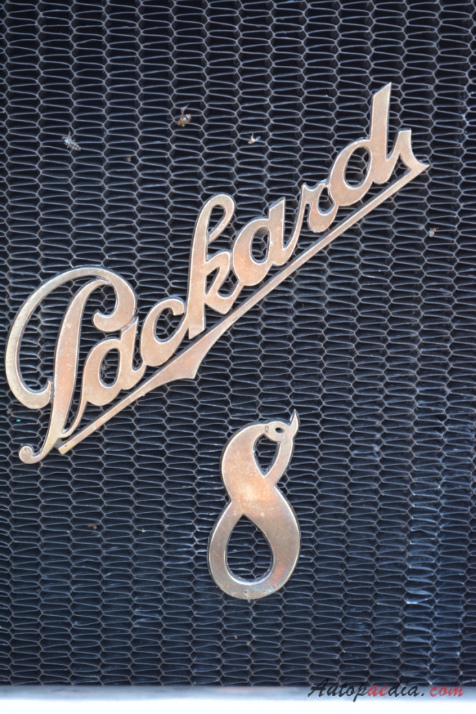Packard Eight 1924-1951 (1924-1927 fire engine), front emblem  