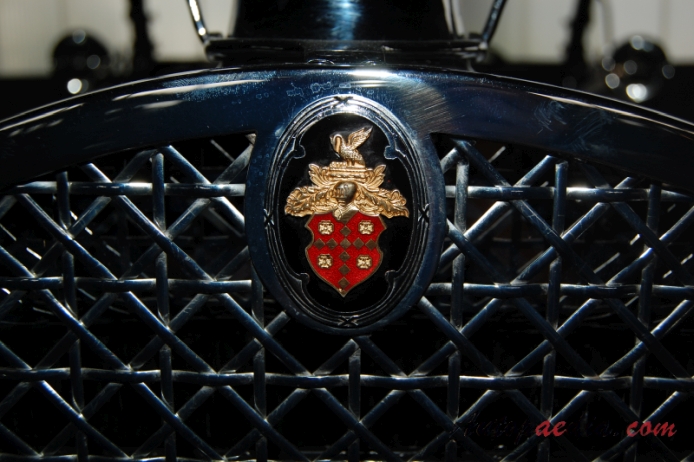 Packard Eight 1924-1951 (1930-1932 Speedter 2d), front emblem  