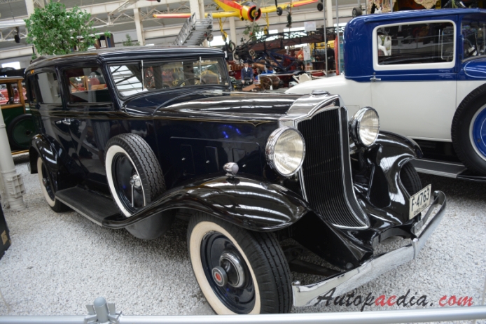Packard Eight 1924-1951 (1932 Light Eight sedan 4d), right front view