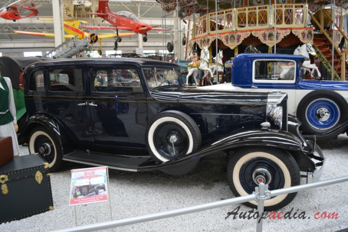 Packard Eight 1924-1951 (1932 Light Eight sedan 4d), left side view