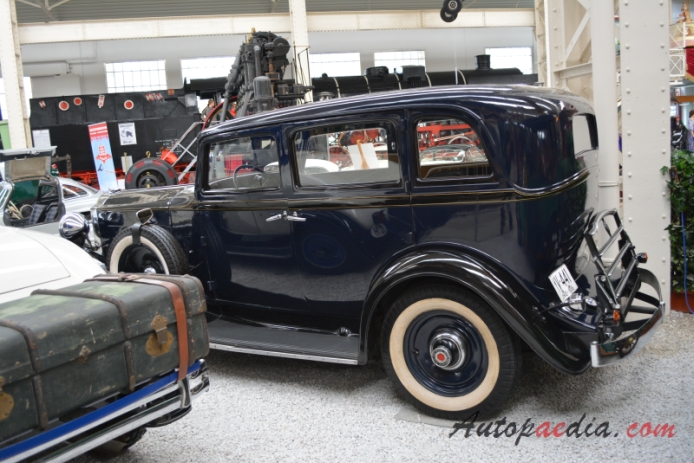 Packard Eight 1924-1951 (1932 Light Eight sedan 4d),  left rear view