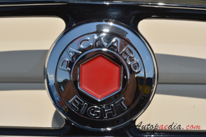 Packard Eight 1924-1951 (1933 convertible 2d), emblemat tył 