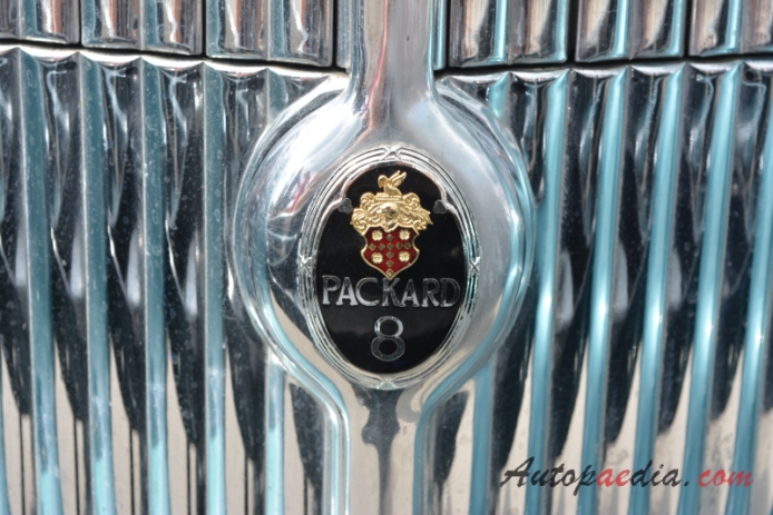 Packard Eight 1924-1951 (1935 sedan 4d), front emblem  