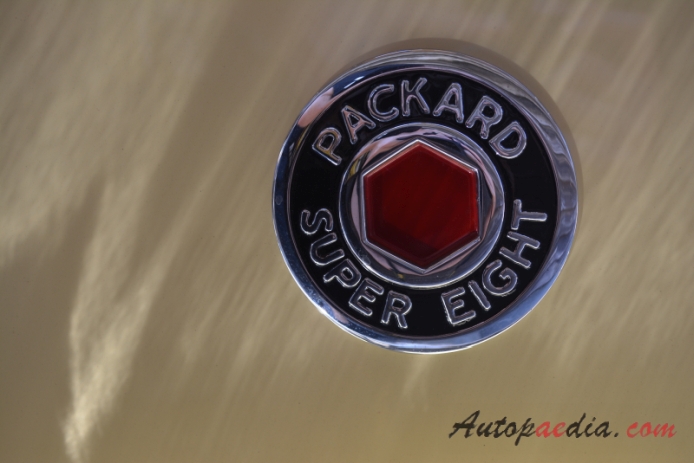 Packard Eight 1924-1951 (1937 Super Eight Speedster 2d), emblemat tył 
