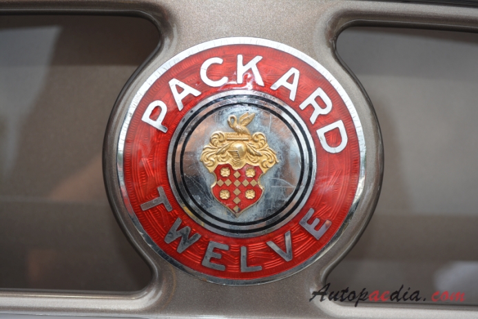 Packard Twelve 1933-1939 (1937 1507 Twelve Club Sedan limousine 4d), rear emblem  