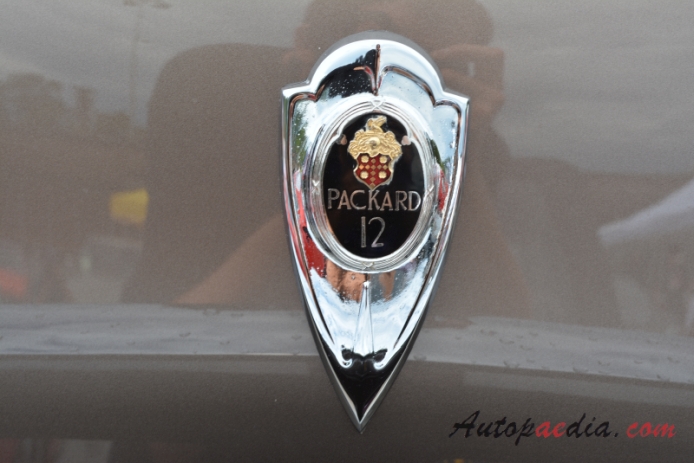 Packard Twelve 1933-1939 (1937 1507 Twelve Club Sedan limuzyna 4d), emblemat tył 