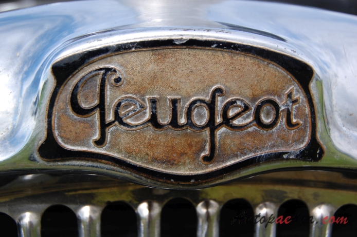 Peugeot 201 1929-1937 (1932 201 C saloon 4d), front emblem  