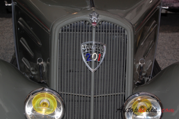 Peugeot 201 1929-1937 (1937 saloon 4d), emblemat przód 
