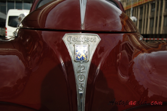 Peugeot 203 1948-1960 (1950 sedan 4d), front emblem  