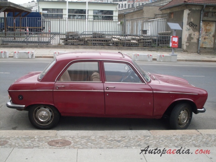 Peugeot 204 1965-1976 (1965-1969 sedan 4d), prawy bok