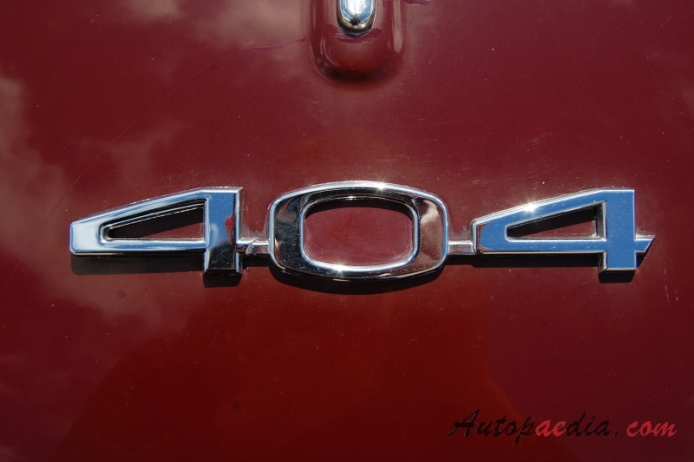 Peugeot 404 1960-1975 (1966-1975 saloon 4d), emblemat przód 