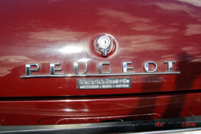 Peugeot 404 1960-1975 (1966-1975 saloon 4d), emblemat tył 