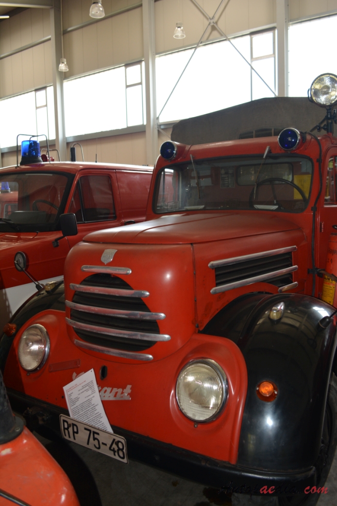 Phänomen Granit 30K (Robur Garant 30K) 1953-1961 (1960 LF-Lkw-TS 8-STA wóz strażacki), przód