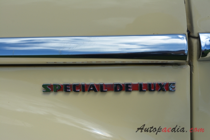 Plymouth Deluxe 1946-1950 (1946-1948 Special Deluxe cabriolet 2d), emblemat bok 