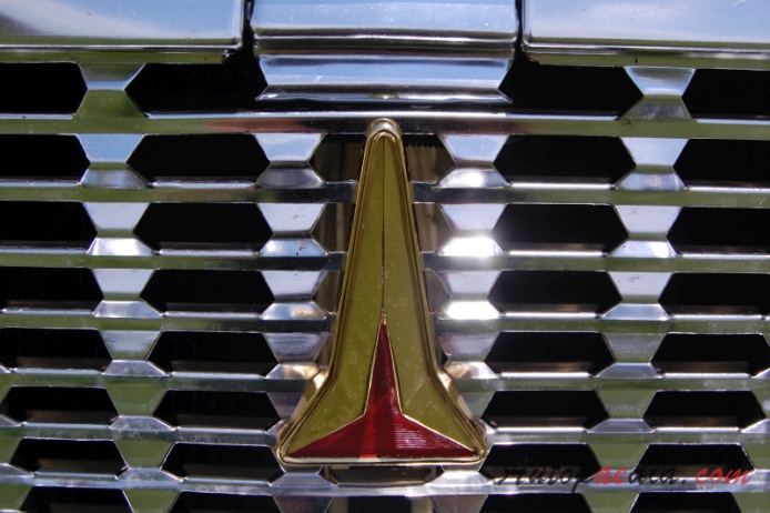 Plymouth Fury 2nd generation 1960-1961 (1961 2d Coupé), front emblem  