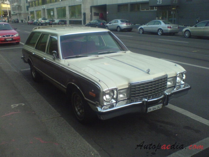 Plymouth Volare 1976-1980 (1978-1979 Premier Station Wagon 5d), right front view