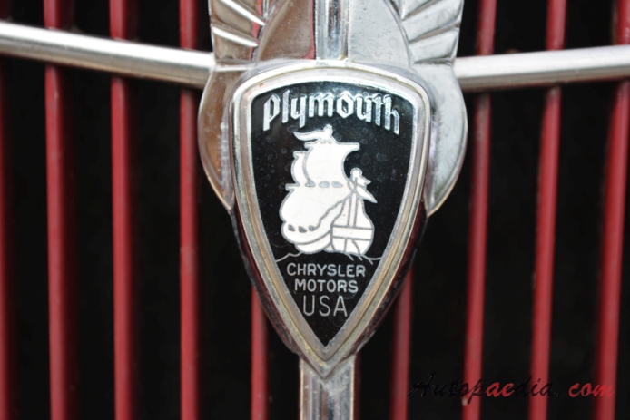 Plymouth 1935 (Chrysler Plymouth Karosserie Tüscher convertible 4d), emblemat przód 