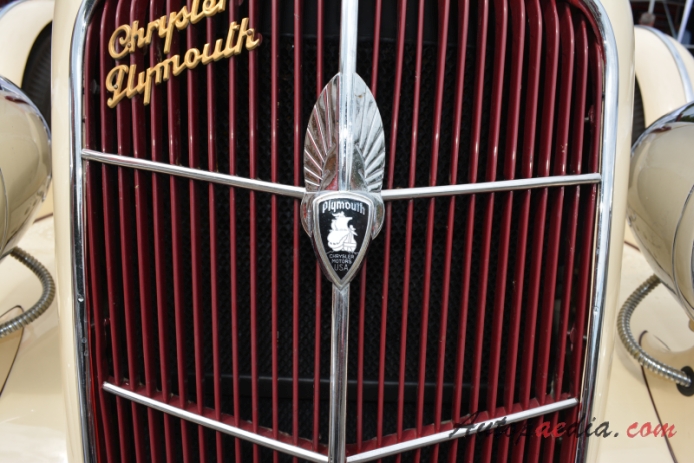 Plymouth 1935 (Chrysler Plymouth Karosserie Tüscher convertible 4d), emblemat przód 