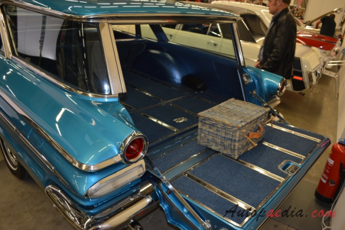 Pontiac Bonneville 2nd generation 1959-1960 (1960 Pontiac Bonneville Safari station wagon 5d), rear view