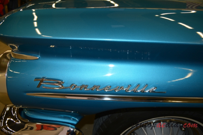 Pontiac Bonneville 2nd generation 1959-1960 (1960 Pontiac Bonneville Safari station wagon 5d), side emblem 