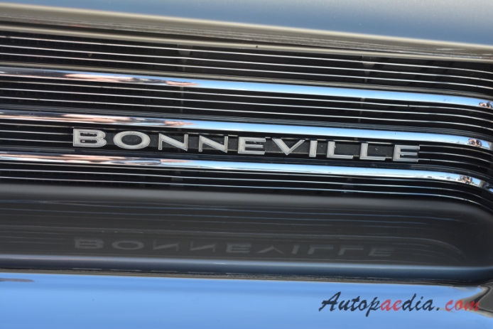 Pontiac Bonneville 3. generacja 1961-1964 (1964 convertible 2d), emblemat przód 