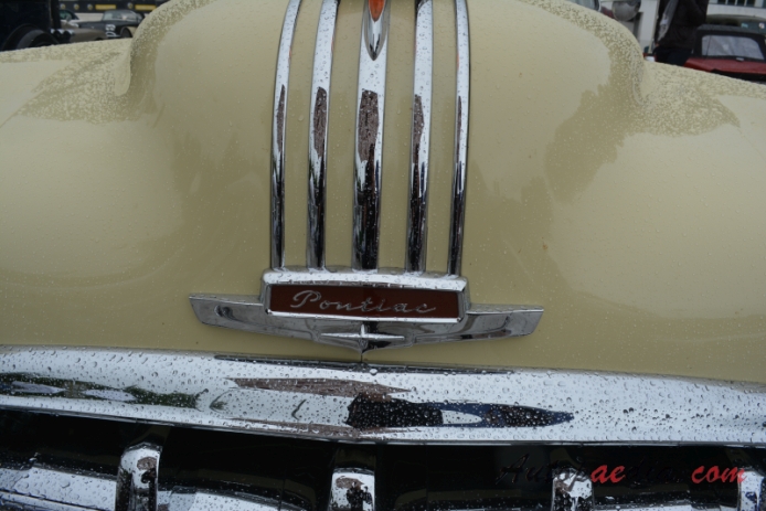 Pontiac Chieftain 1. generacja 1949-1951 (1950 Catalina hadtop 2d), emblemat przód 