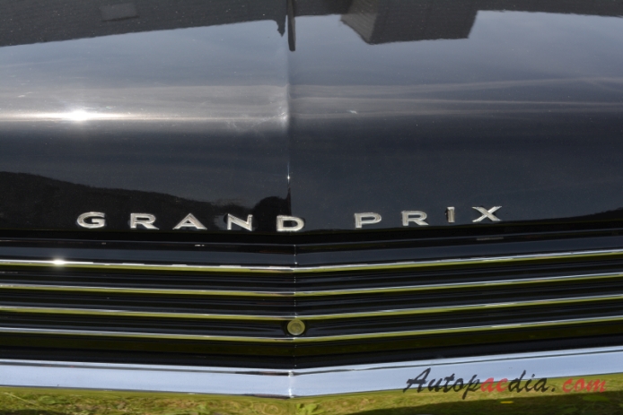 Pontiac Grand Prix 1. generacja 1962-1968 (1966 V8 389cui Coupé 2d), emblemat przód 