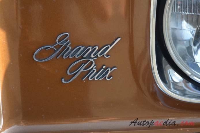 Pontiac Grand Prix 2. generacja 1969-1972 (1971 hardtop Coupé 2d), emblemat przód 