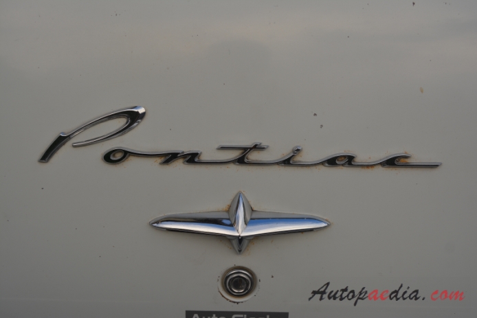 Pontiac Star Chief 2nd generation 1955-1957 (1956 hardtop 4d), rear emblem  