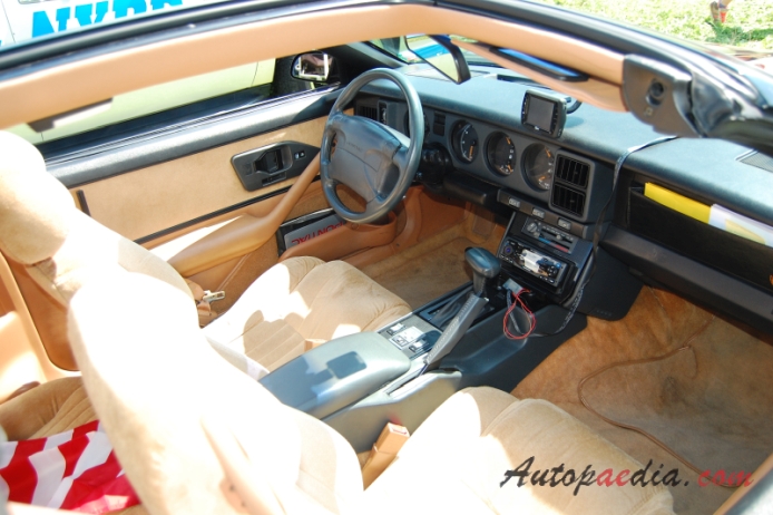 Pontiac Trans Am 3rd generation 1982-1992 (1990-1992 Trans Am targa top Coupé 2d), interior