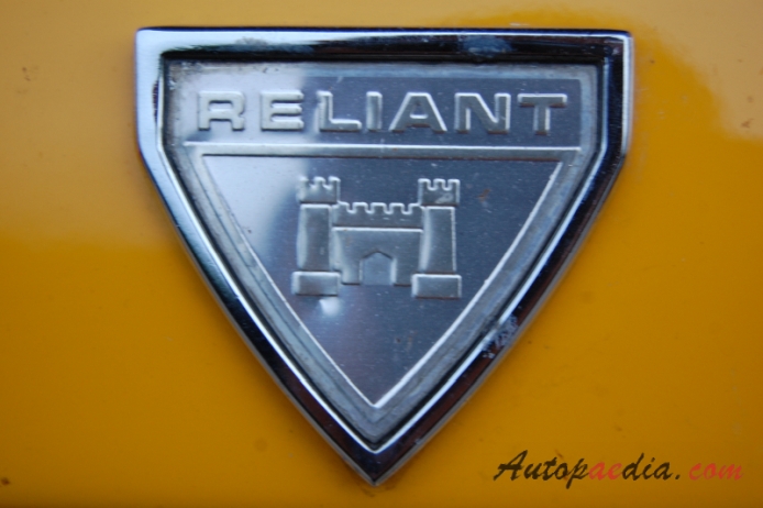 Reliant Robin 1973-1981 (1975-1981 Reliant Robin 850ccm estate 3d), front emblem  